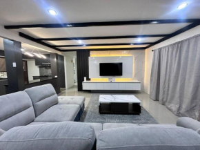 Modern newly-renovated 3-bedroom Flat in Namadi